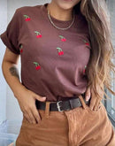 T-shirt bordada cereja